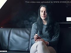 뜨거운 비디오에서 담배를 피우는 독일 소녀 셀리나