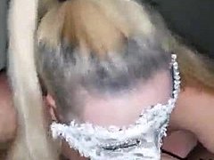 Une femme blonde de Leicester me fait une pipe à la gorge profonde en vidéo