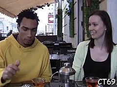 Amatorskie wideo z gorącymi kobietami uprawiającymi seks z niechlujnym obciąganiem i ruchem w cipkę