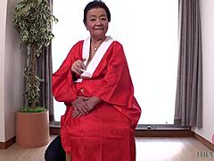 Η Ιαπωνέζα γιαγιά Yuko Ogasawara επιδεικνύει τις δεξιότητες μασάζ και τα βυζιά της