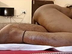 Indijski par uživa v vročem seksu v hotelu
