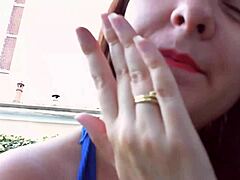 Nicoletta yrittää korvakorut ja saa sormeili tässä kuuma MILF video