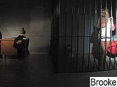 इस बीडीएसएम वीडियो में एक बड़ी चूची वाली पुलिस और कैदी
