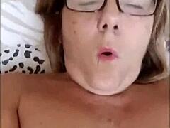 Aging MILF gets a hot cumshot in her mouth