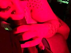 Ebony lepotica Maya daje globok grlo blowjob kurcu