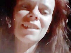 Podívejte se na Vanessu Vixons, jak se smyslně svléká a masturbuje v tomto amatérském videu
