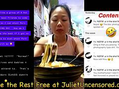 Ocensurerad verklighetsvideo visar en het asiatisk babe som äter och kissar