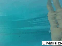 ओलिवियास बिकिनी-क्लैड पूल प्लेटाइम