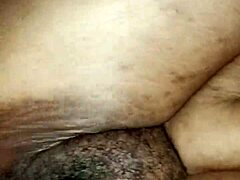 Čierna mamička s veľkými prsiami si naplní penis a krém