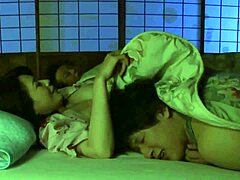 Japońska mama robi loda swojemu pasierbowi, podczas gdy jej mąż śpi
