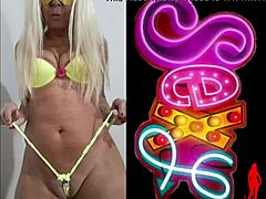 Moden blond milf viser sine kurver i erotisk solo-video