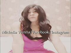 मिशेला वियना, एक बड़ी गांड वाली लैटिना, एचडी वीडियो में अपनी बिल्ली को ट्वर्क करती है।