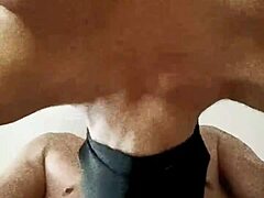 बड़े स्तन और मुखौटा वाली परिपक्व MILF BDSM वीडियो में लंड चूसती है