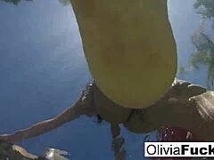 ओलिविया ऑस्टिन का पूल में एकल हस्तमैथुन सत्र