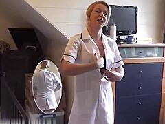 प्रौढ़ यूरोपीय नर्सें अस्पताल के मरीज को सेक्स टेप में ब्लोजॉब देती हैं।