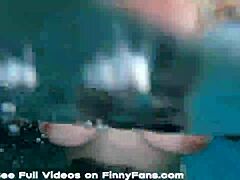 MILF Kendra Kox face o muie unui penis negru mare sub apă