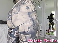 Australische Mutti Melody Radford zeigt ihre Kurven im rosa Bikini