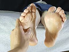 มิลฟ์ส เฟตติชเท้าเล่นกับเท้าและนิ้วเท้าที่เต็มไปด้วยครีม