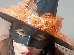 Η ώριμη γυναίκα ντύνεται ως μάγισσα του Halloween και απολαμβάνει τον εαυτό της για μένα