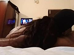 인도 대학 애호가들이 호텔 방에서 야생적인 섹스를 즐긴다