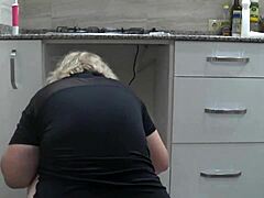 Video amateur captura a una MILF madura con un gran culo y su esposo en una instalación de cámara oculta