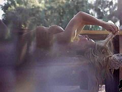 MILF बेब एला सिल्वर एक कामुक स्ट्रिपटीज़ में अपने शरीर को दिखाती है।