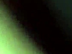 El trasero de burbuja y los ojos azules de las milfs maduras brillan en un video de sexo anal sin cortar