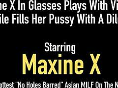 Maxine X, MILF asiatique, profite d'un jeu solo avec des jouets dans la salle de bain