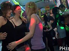 زوجان ناضجان يلعبان ألعابًا متشددة في حفلة جنسية للبالغين