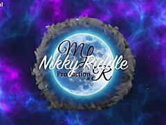 La madura rubia Nikki Riddle recibe una follada anal y traga semen