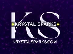 MILF Krystal Sparks tar på sig två stora kukar och sprutar i en het trekant