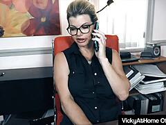 A secretária madura Vicky Vette sai de cima do trabalho para o chefe