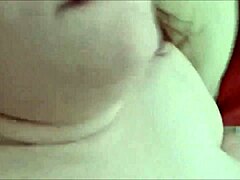 Une femme potelée profite d'une grosse bite dans une vidéo amateur