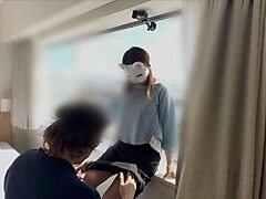 Érett anyuka szopást kap egy fiatalabb férfitól egy hentai videóban