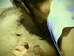 प्रौढ़ मदुरा MILF ने हॉट वीडियो में बाल रहित चूत को शेव किया।