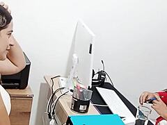 Ibu dan saya: Video buatan sendiri pasangan menampilkan pasangan dengan payudara besar dan gadis seksi dengan pantat besar