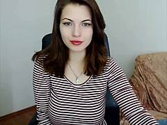Une ado russe à gros seins se masturbe devant sa webcam