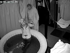 Amateur-blonde Ehefrau genießt einen großen Schwanz im Whirlpool