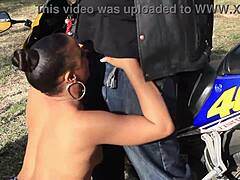 Layla Perez deepthroater Don Whoes store pik i en varm motorcykel scene