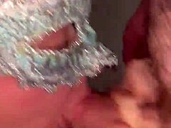 Prsatá manželka s piercingem dává orální sex a polyká sperma v amatérském videu