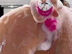 मोनिका फॉक्स फोमी बाथरूम में गुलाबी खिलौने से खेलती हुई