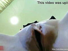 Aistillinen POV-video, jossa rintakuva äitipuoli ajeltu pillu saa nautintoa
