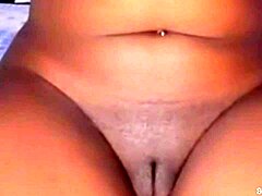 Büyük amcık dudaklarına sahip MILF, büyük klitorisini sergiliyor