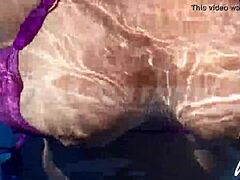Une milf philippine aux gros seins se fait plaisir dans la piscine