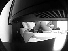 Amatérske milfky zažívajú intenzívne potešenie v hotelovej izbe