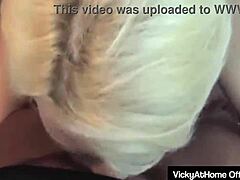 Vicky Vette, een rondborstige blondine, geeft een sensuele pijpbeurt en bereikt een orgasme terwijl ze sperma proeft