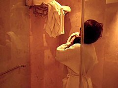 Wanita dewasa dengan pantat besar ditembus dengan penuh semangat oleh pasangannya di kamar mandi
