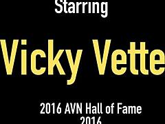 Vicky Vettes sensuel onani i strømper