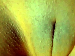 Wanita matang dengan badan berotot memamerkan bibir vaginanya yang besar