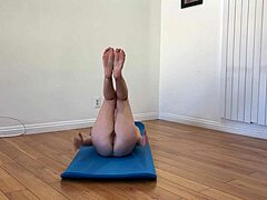 Milf amatoare își întinde picioarele într-un videoclip de yoga făcut acasă